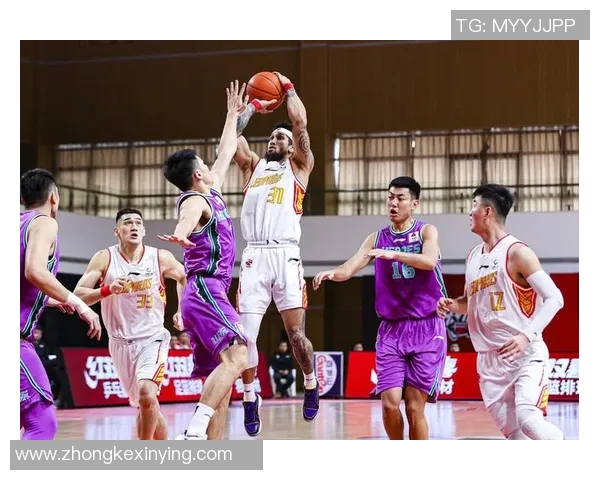 深圳篮球队以83分领跑邀请赛积分榜展现强大实力与团队合作精神